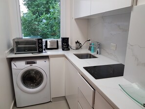 Frigorífico, microondas, horno y placa de cocina