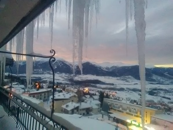 A snowy mountain landscape with buildings in the foreground. - Beautiful apartment with balcony and panoramic views of the mountains (Font-Romeu-Odeillo-Via)