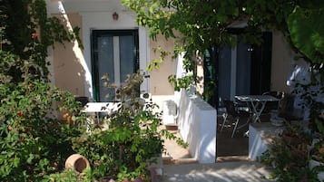 Studio, terrasse, vue piscine | Terrasse/Patio