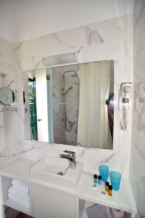 Shower, rainfall showerhead, hair dryer, towels - Anna Studios (Samos)