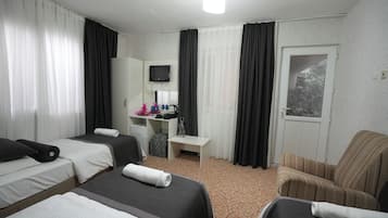 Quarto triplo standard | 1 quarto, lençóis italianos Frette, roupas de cama premium, frigobar