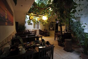 Petit déjeuner, déjeuner et dîner servis sur place