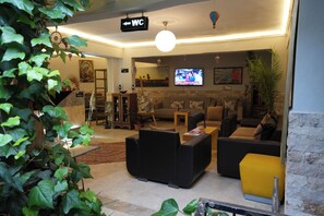 Télévision de 106 pouces avec chaînes par satellite, livres