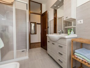 Appartamento Superior, 1 camera da letto (Rocchetta) | Bagno | Doccia, asciugacapelli, bidet, asciugamani