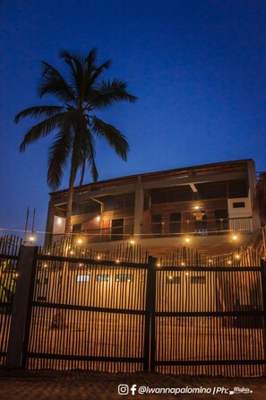 Fassade der Unterkunft – Abend/Nacht
