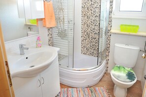 Bathtub, hair dryer, towels, soap - Country house whit pool (Vrsine)