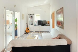 3 عدّة غرف نوم ومكواة/لوح كي وواي فاي وملاءات أسرّة