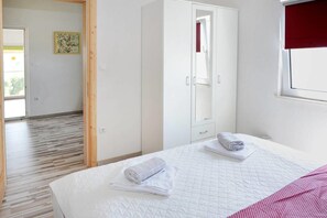 3 عدّة غرف نوم ومكواة/لوح كي وواي فاي وملاءات أسرّة