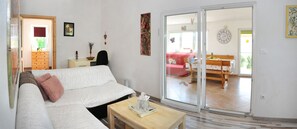 تلفزيون، مدفأة، مشغل دي في دي، تنس طاولة