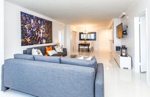 Smart TV, Netflix, Hulu, streaming services