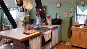 Jääkaappi, mikroaaltouuni, uuni, liesi