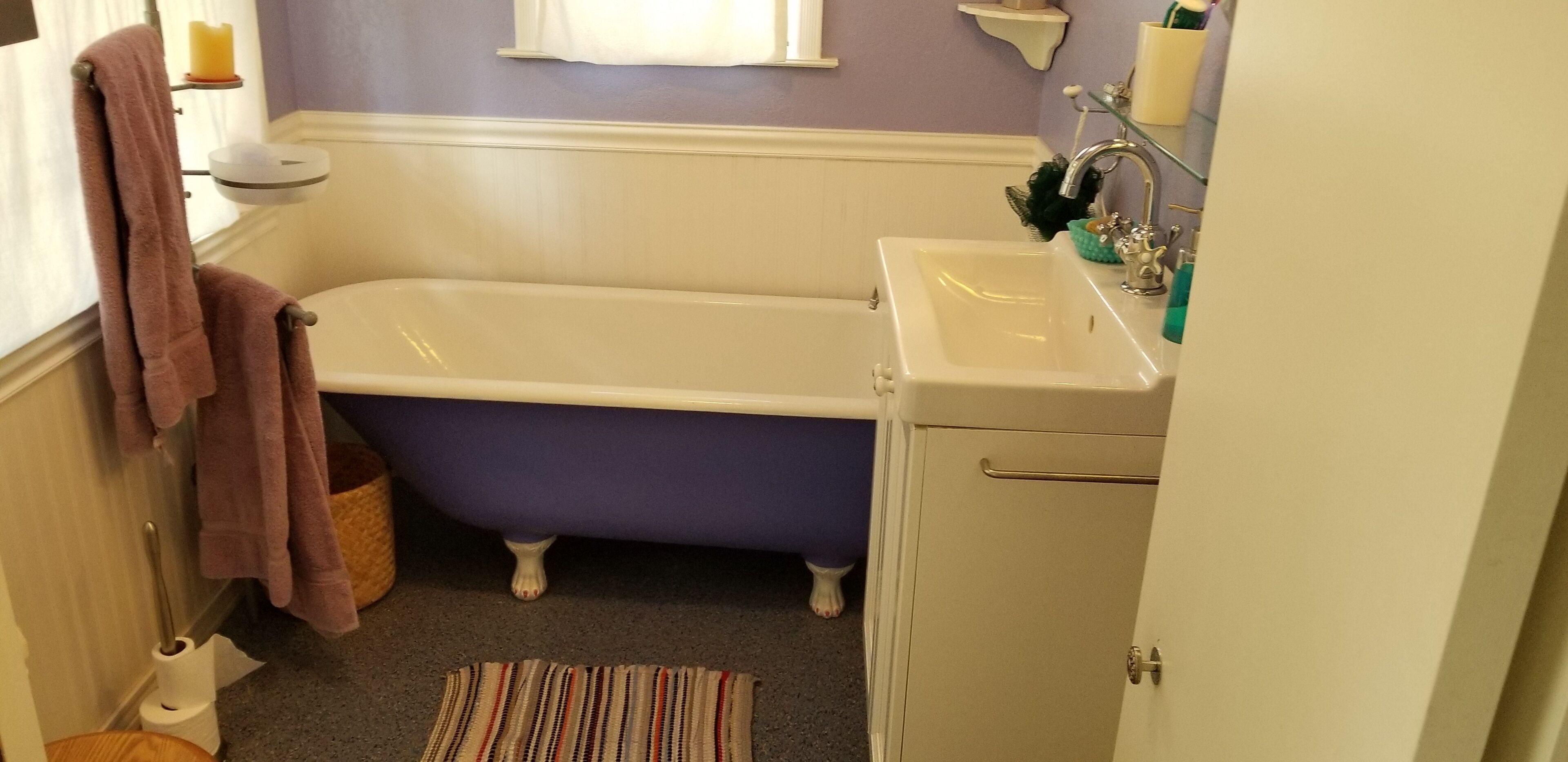 Un baño con bañera, lavamanos e inodoro.
