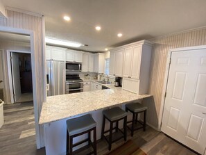 Jääkaappi, mikroaaltouuni, uuni, liesi