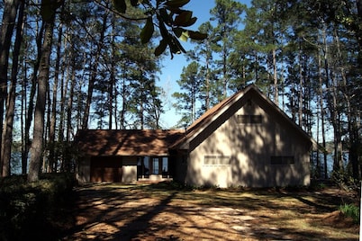 Spectacular Waterfront - 150+ 10 Star reviews!