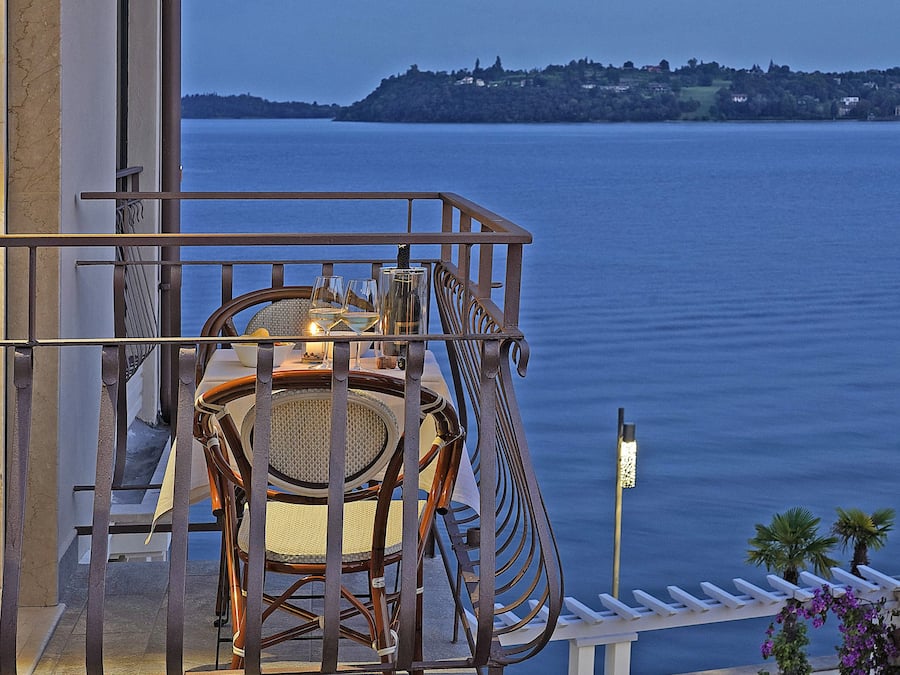 Chambre classique, balcon, vue partielle sur le lac | Vue du balcon