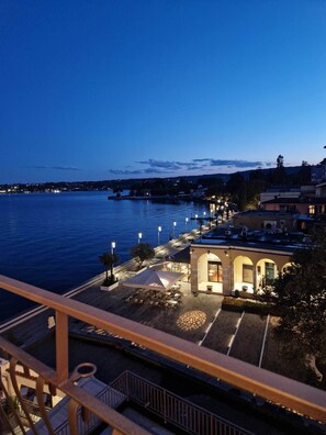 A waterfront property with outdoor seating, a building with arches, and a view of the water. - Hotel Du Lac Gardone Riviera (Gardone Riviera)