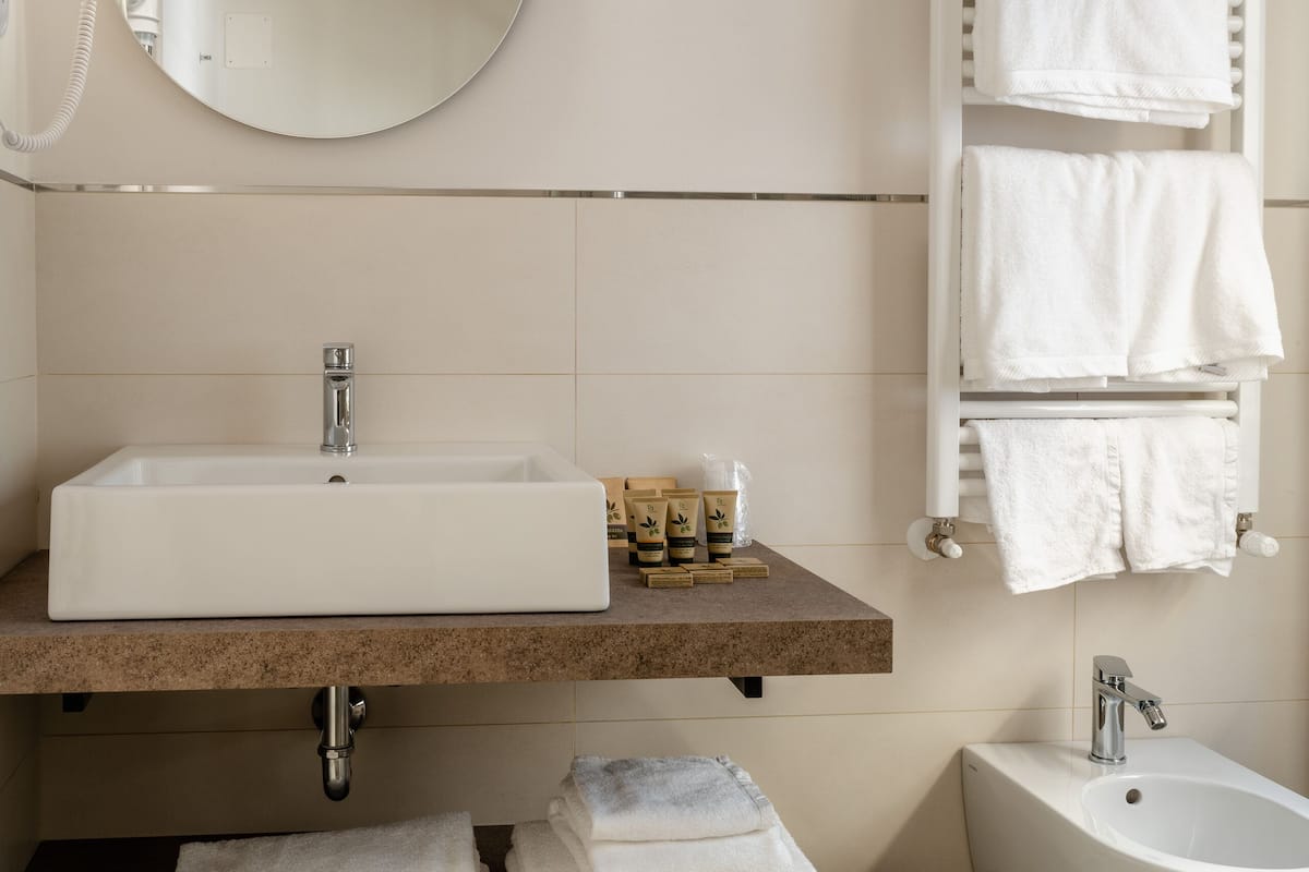 classic triple room | 1 bedroom, minibar, in-room safe, desk