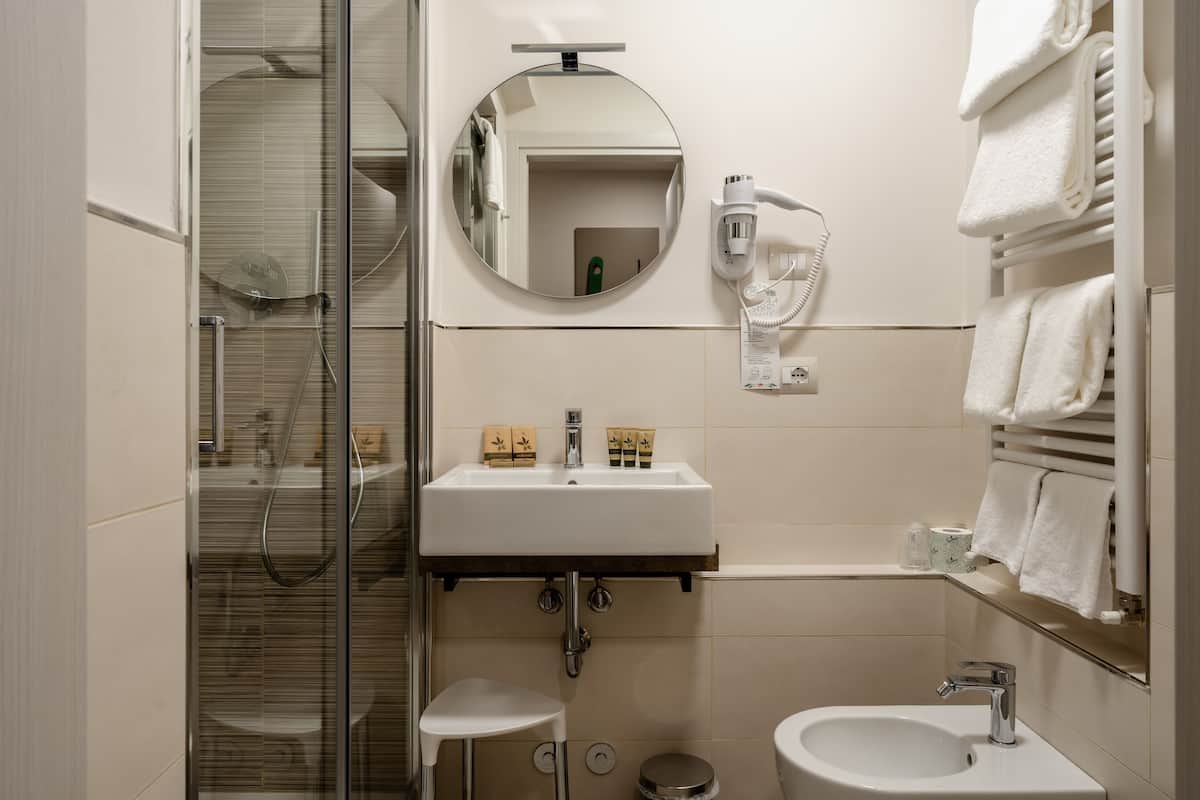 classic double or twin room | 1 bedroom, minibar, in-room safe, desk