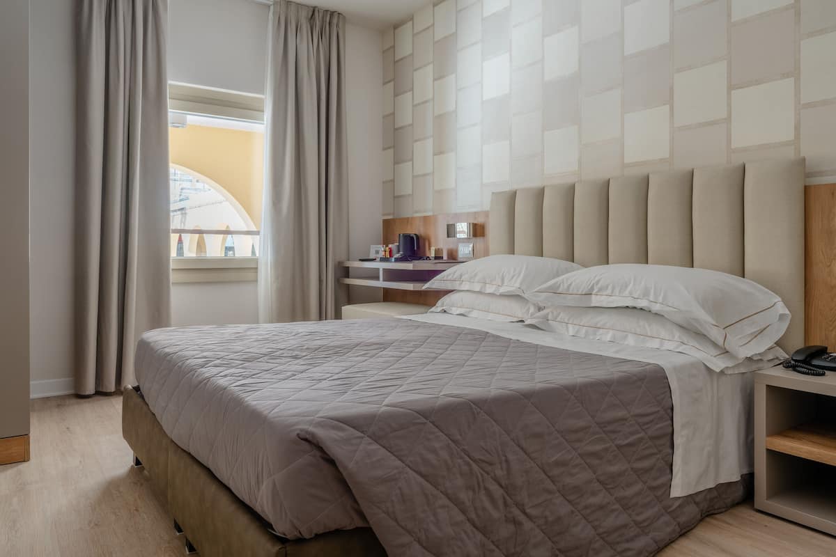 Phòng đôi hoặc 2 giường đơn phong cách cổ điển | 1 phòng ngủ, minibar, két bảo mật tại phòng, bàn