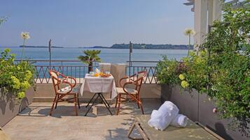 1 chambre, minibar, coffres-forts dans les chambres, bureau