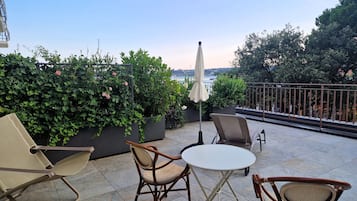 Habitación clásica, terraza, vistas parciales al lago | Terraza o patio