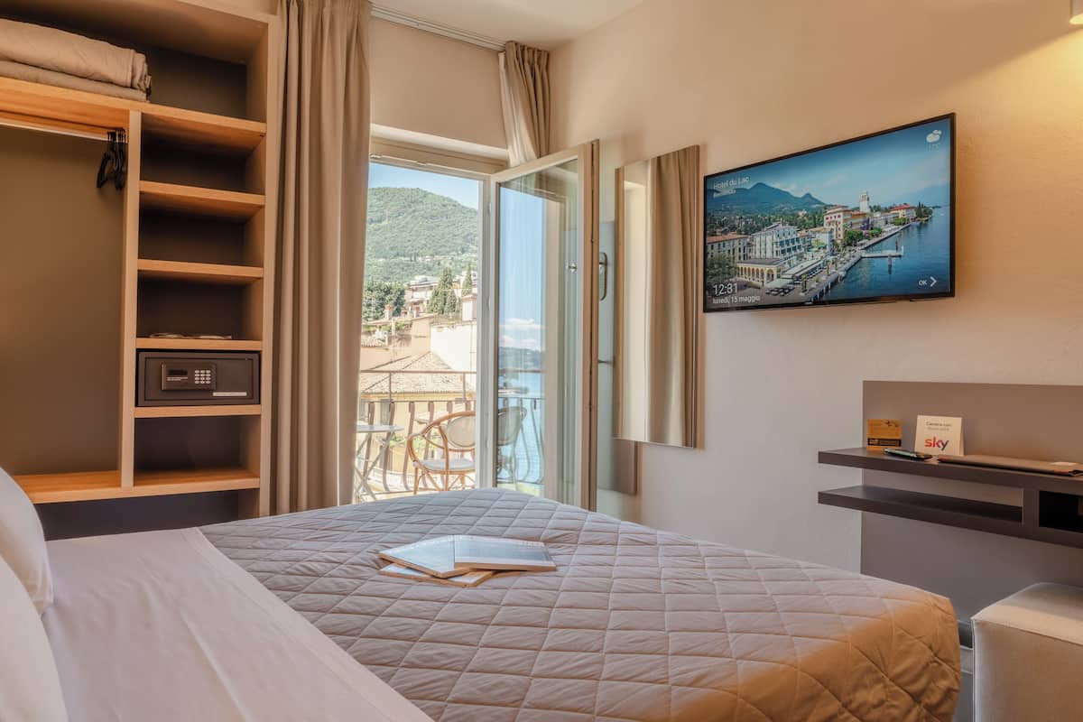 Classic Room, Balcony, Partial Lake View | 1 bedroom, minibar, in-room safe, desk