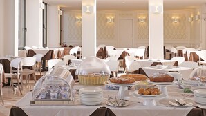 A banquet hall with tables set for a meal, white chairs, and a buffet area with food items. - Hotel Du Lac Gardone Riviera (Gardone Riviera)
