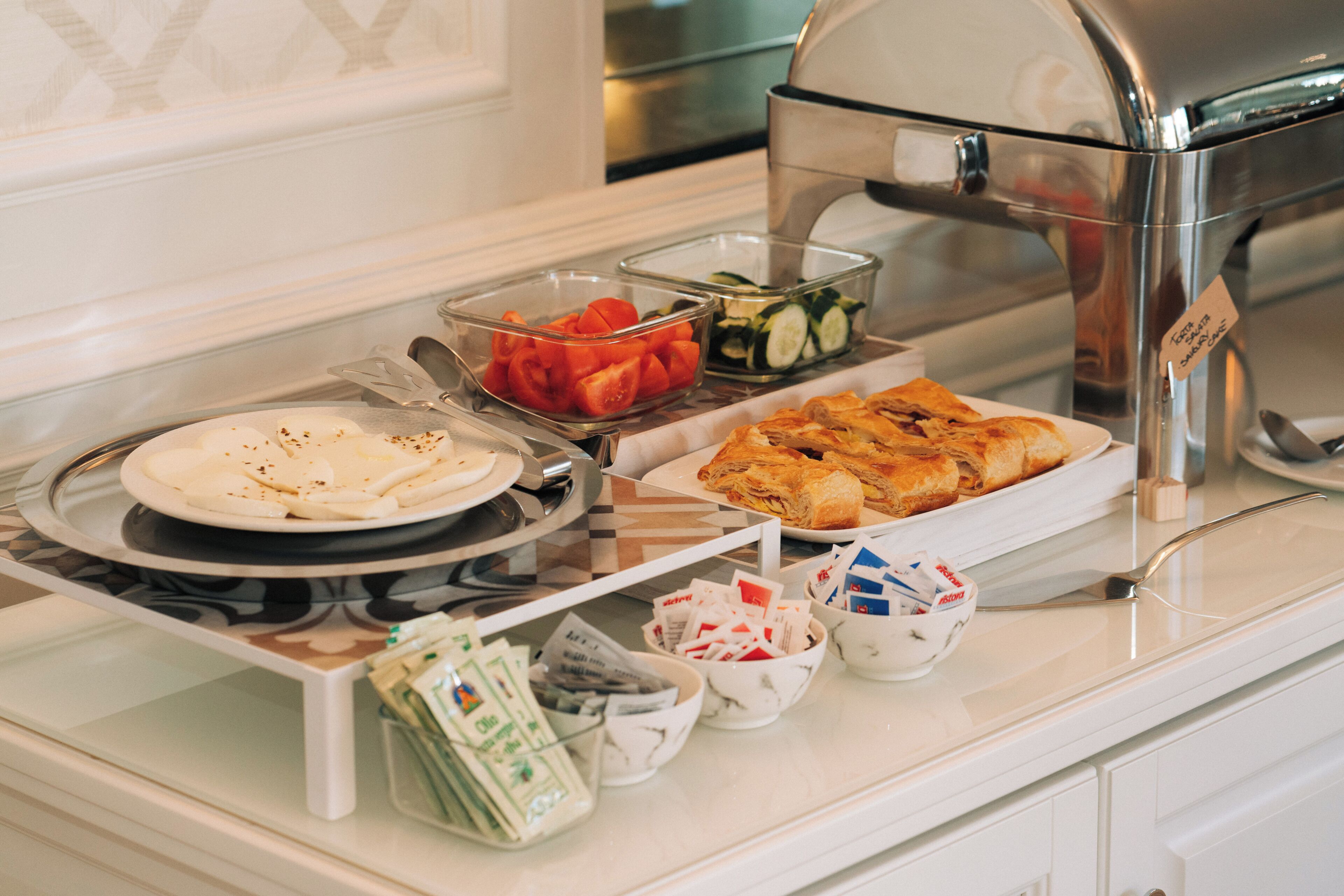 Un buffet proposant une variété de plats et d'accompagnements.