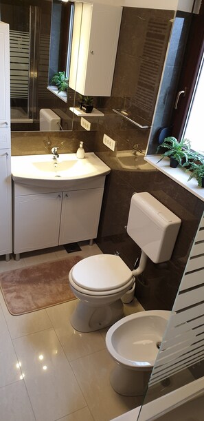 Baignoire, sèche-cheveux, bidet, serviettes fournies