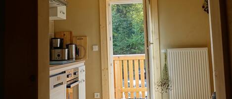 Refrigerador, parrilla de estufa, lavavajillas y cafetera y tetera