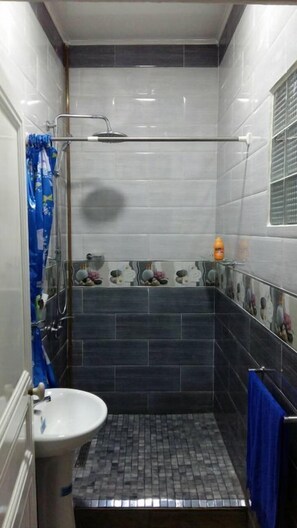 Badewanne, Bidet, Handtücher, Seife
