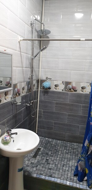 Een bad, een bidet, handdoeken, zeep