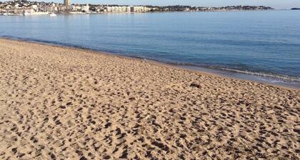 2 room rental with swimming pool, private parking. 10 minutes walk from the beach