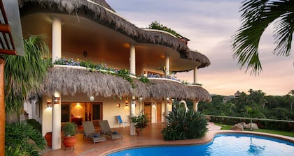 Qualität Hilltop Home. Endloser Ozean, Berg, Dschungelansichten.  Privater Pool.