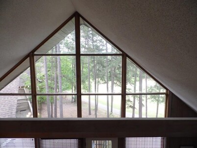 Beautiful, quaint newly-renovated Keowee Key condo with golf course view!