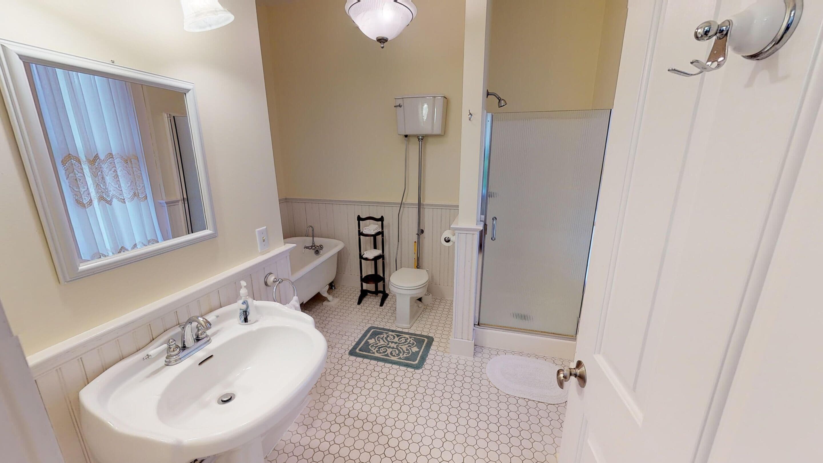 Une salle de bain avec un lavabo, des toilettes et une baignoire.