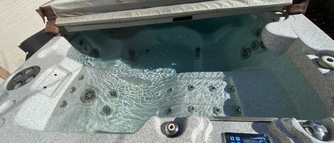 Bañera de hidromasaje al aire libre