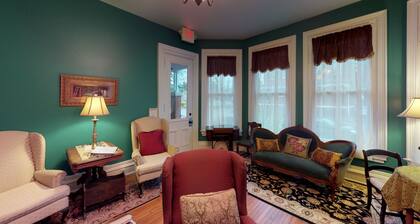 Holly Tree Room w/ Clawfoot Bathtub in Historic Hyde House near Hocking Hills