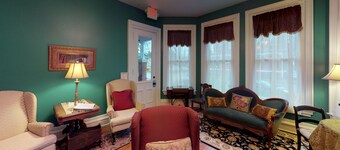 Holly Tree Room w/ Clawfoot Bathtub in Historic Hyde House near Hocking Hills