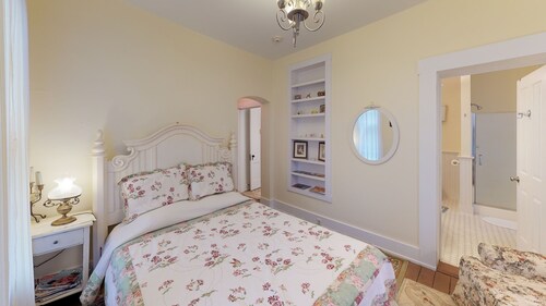 Holly Tree Room w/ Clawfoot Bathtub in Historic Hyde House near Hocking Hills