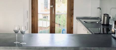 Frigorifero, microonde, forno, piano cottura