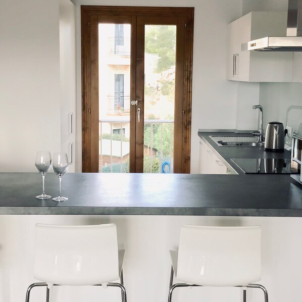 Jääkaappi, mikroaaltouuni, uuni, liesi