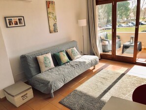 Smart TV, table tennis, video library, stereo - Licensed Beautiful large 2 Bed Apartment in Puerto Pollenca. 2 pools and balcony (Puerto de Pollenca)