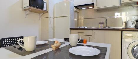 Frigorífic, microones, cafetera i tetera i torradora