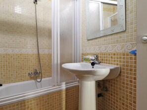 Badewanne, Haartrockner, Handtücher