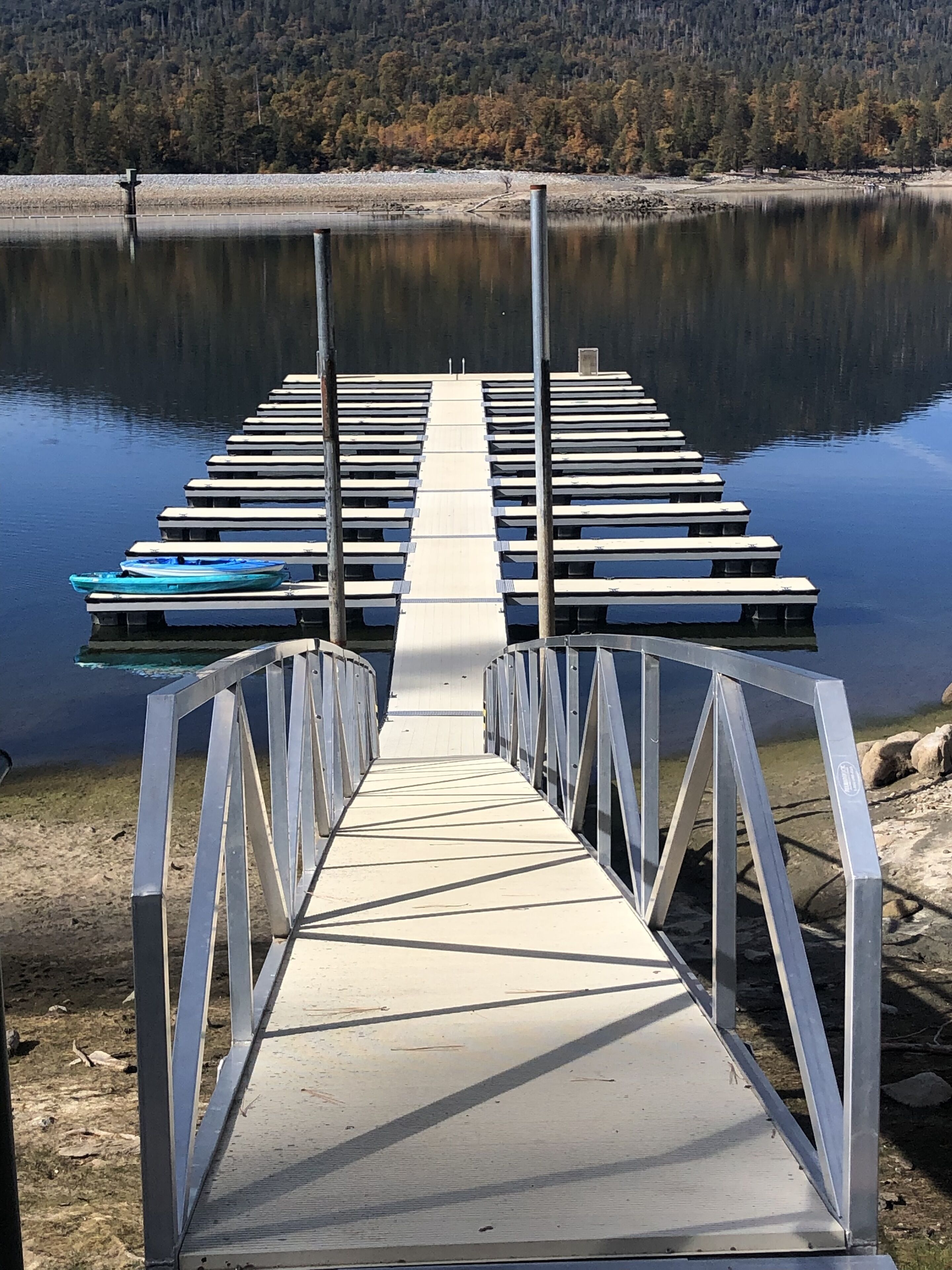 Beautiful Bass Lake Home Boat Slip. Close to Yosemite. NON shedding pets ok.