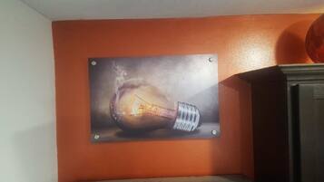 Una pared con un cuadro de una bombilla.