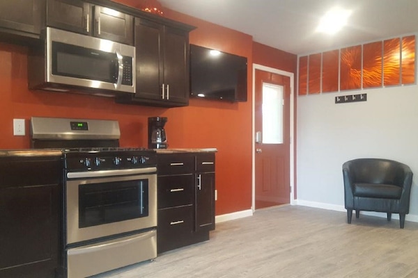 Een koelkast, een microgolfoven, een oven, een kookplaat