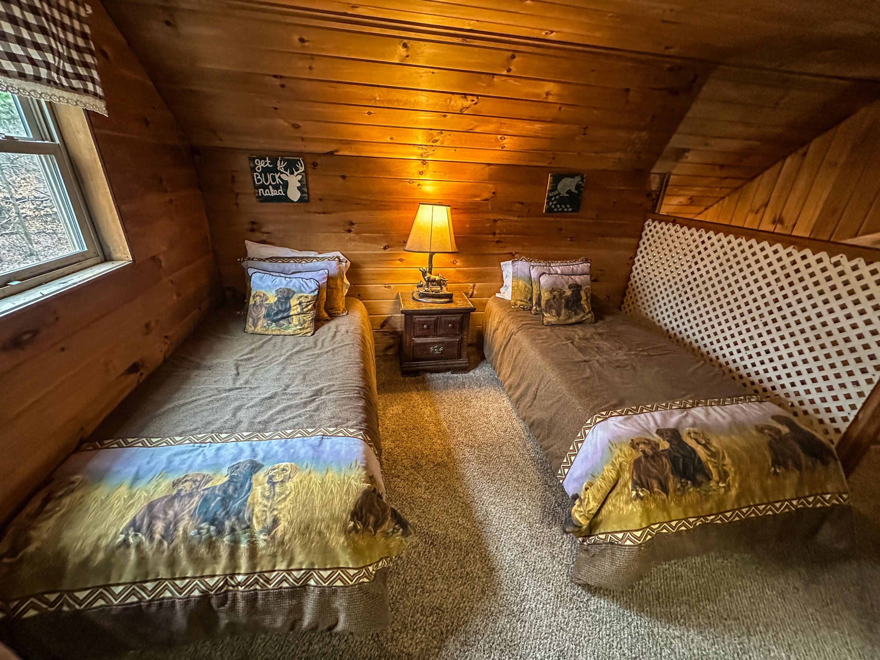 Una camera accogliente con due letti, un comodino e una lampada.
