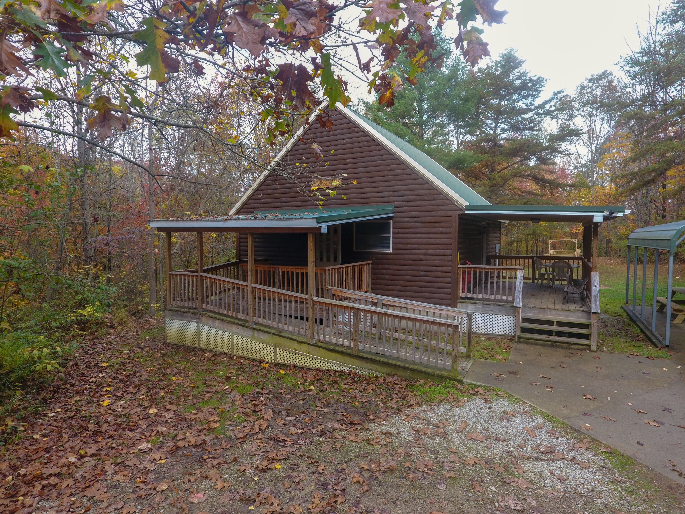 A cabin with a porch and a covered deck area.